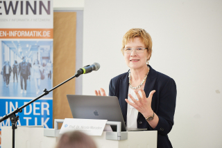 Prof. Dr. Nicola Marsden steht am Rednerpult vor einem Laptop und spricht zum Publikum